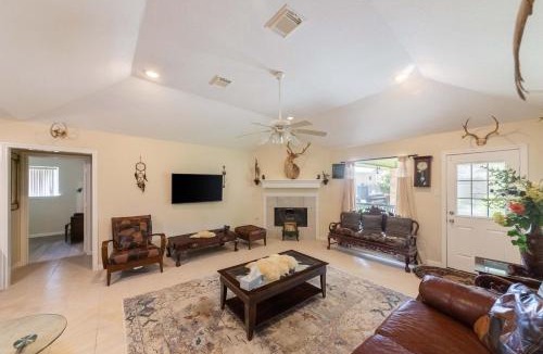 Texas City House | 4BR House with Private Yard & BBQ Near NASA