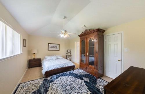 Texas City House | 4BR House with Private Yard & BBQ Near NASA