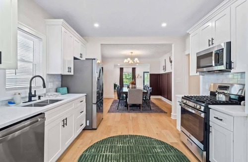 Kamm's Corners House | 4BR in Kamms Corner - Walk to Restaurants
