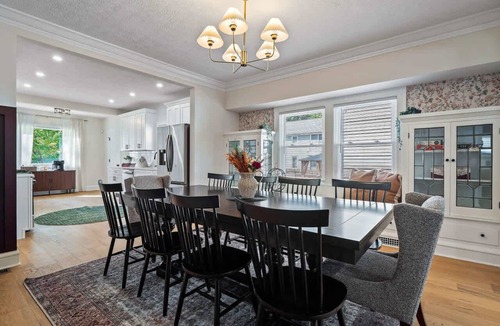 Kamm's Corners House | 4BR in Kamms Corner - Walk to Restaurants