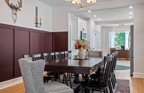 Kamm's Corners House | 4BR in Kamms Corner - Walk to Restaurants