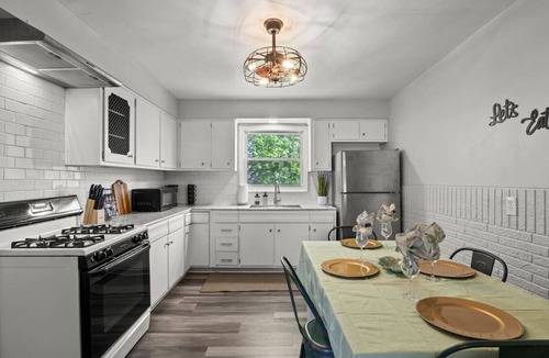 Lakeview House | 4BR King Bed Retreat Near Downtown & Event Venues