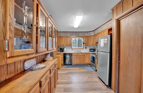 Long Pond House | 4BR Lakehouse | Sleeps 10 | Fire Pit, Dock, Kayaks