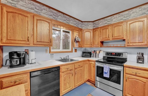Long Pond House | 4BR Lakehouse | Sleeps 10 | Fire Pit, Dock, Kayaks