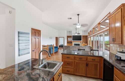 Leander House | 4br Leander Retreat With Hot Tub & Views 4 Bedroom Home