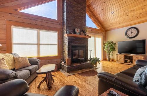 Makanda House | 4BR Log Cabin Fireplace, Bar & Game Room