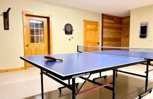 Makanda House | 4BR Log Cabin Fireplace, Bar & Game Room