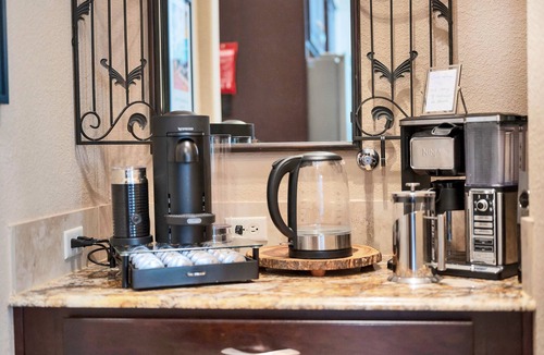 Leander House | 4BR Luxe Villa + All King Suites w/Private Baths!