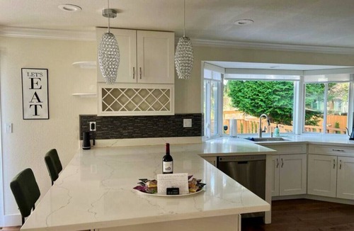 Kingsgate House | 4BR Luxurious Home, Backyard + Gazebo + Jacuzzi