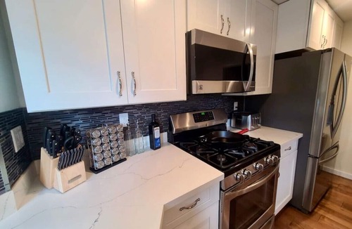 Kingsgate House | 4BR Luxurious Home, Backyard + Gazebo + Jacuzzi