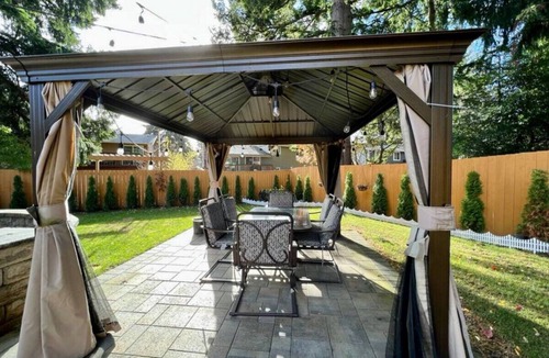 Kingsgate House | 4BR Luxurious Home, Backyard + Gazebo + Jacuzzi