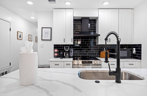 Southside House | 4BR Modern Getaway by Lackland & SeaWorld - Pet Friendly