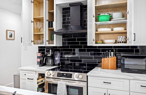Southside House | 4BR Modern Getaway by Lackland & SeaWorld - Pet Friendly