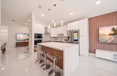 Miami Gardens House | 4BR Modern Home | Sleeps 14 | BBQ & Outdoor Space