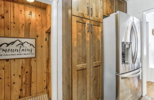 Cascade-Chipita Park House | 4BR Mountain Getaway w/Hot Tub Firepit & Game Room