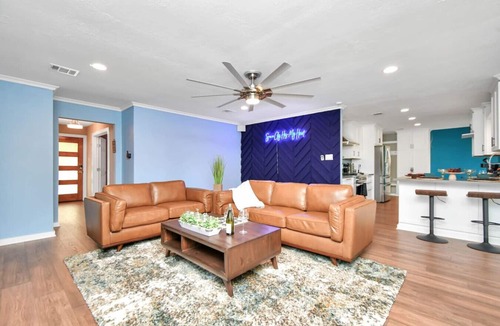 Friendswood House | 4BR NASA Retreat | Heated Pool & Jetted Hottub