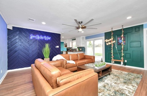 Friendswood House | 4BR NASA Retreat | Heated Pool & Jetted Hottub