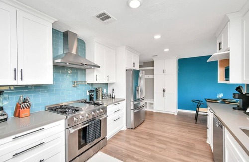 Friendswood House | 4BR NASA Retreat | Heated Pool & Jetted Hottub