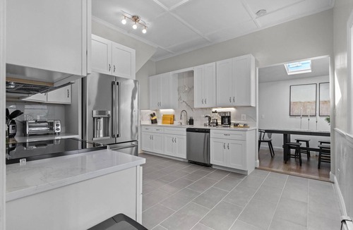 East Somerville Apartment | 4BR near Harvard/MIT +Parking +BBQ +Fire pit