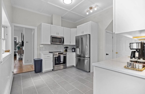 East Somerville Apartment | 4BR near Harvard/MIT +Parking +BBQ +Fire pit