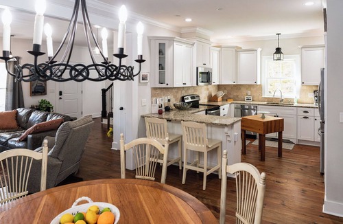 Hammond's Ferry House | 4BR Near Riverview Park Sleeps 8 Masters Ready