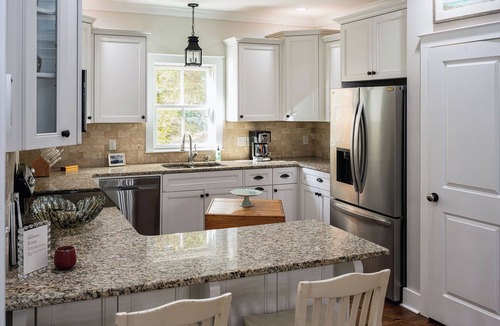Hammond's Ferry House | 4BR Near Riverview Park Sleeps 8 Masters Ready