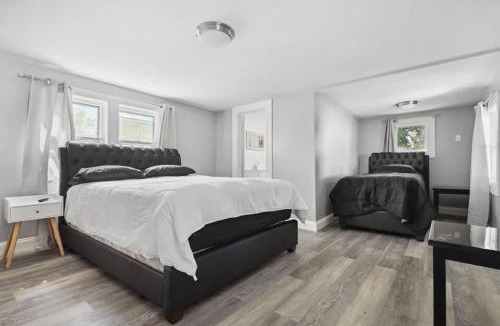 Downtown Niagara Falls House | 4BR Niagara Falls Home Free Parking WiFi