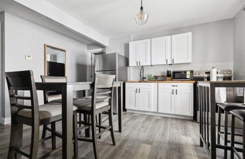 Downtown Niagara Falls House | 4BR Niagara Falls Home Free Parking WiFi
