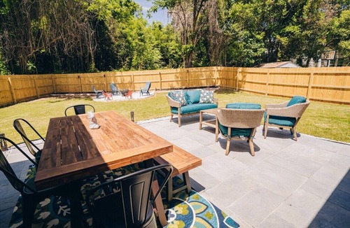 Paw Creek House | 4BR Oasis w/King & Private Yard near Downtown