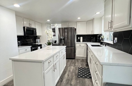 Lone Tree House | 4BR + office updated home, great location in Lone Tree! Dogs OK