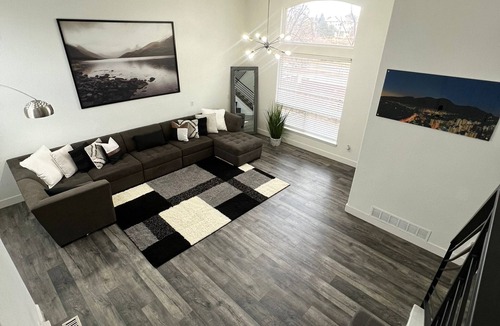 Lone Tree House | 4BR + office updated home, great location in Lone Tree! Dogs OK