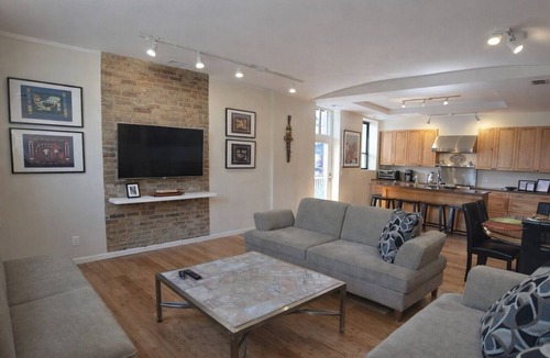 River North Apartment | 4BR Old Town Chicago Loft | Walk to Wells St
