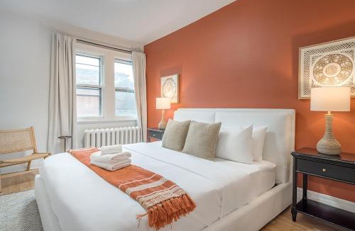 Downtown Montreal Apartment | 4BR Penthouse - Parking - 2 King & 2 Queen