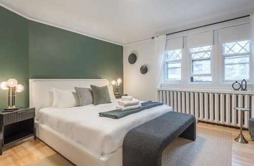 Downtown Montreal Apartment | 4BR Penthouse - Parking - 2 King & 2 Queen