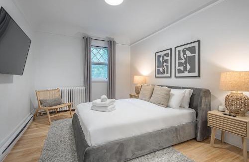 Downtown Montreal Apartment | 4BR Penthouse - Parking - 2 King & 2 Queen
