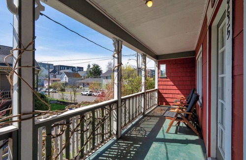 Overlook House | 4BR Portland Stay | Walkable Unique Fun