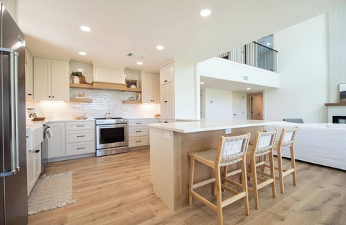 Marble Falls House | 4BR renovated home mins from Lake 3 acres, outdoor kitchen, fire pit, air hockey