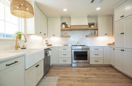 Marble Falls House | 4BR renovated home mins from Lake 3 acres, outdoor kitchen, fire pit, air hockey