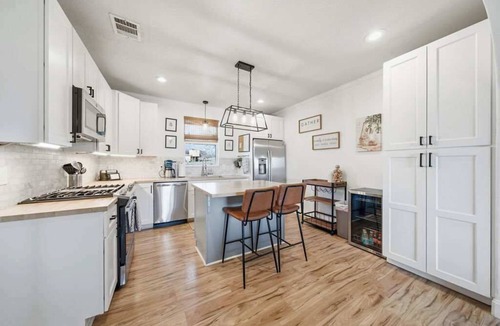 Buda House | 4BR Retreat, Deck Lounge, Pool & Pickleball Court