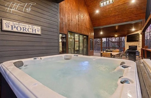Broken Bow Cabin | 4BR Retreat | Hot Tub | Fire Pit | Fishing Pond