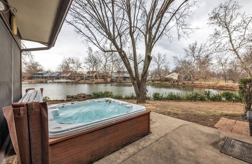 Owasso House | 4BR Retreat w/KING Bed, Hot Tub & Prime Location