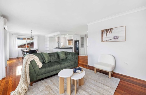 Rochedale South House | 4BR Retreat with Pool & Scenic High Steps View