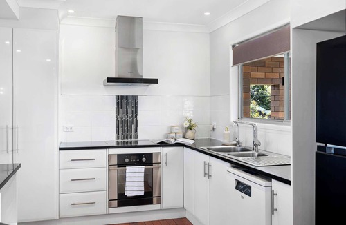 Rochedale South House | 4BR Retreat with Pool & Scenic High Steps View