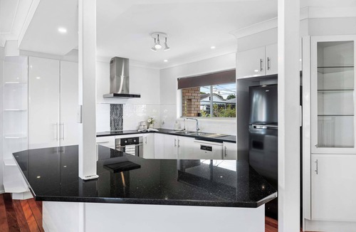 Rochedale South House | 4BR Retreat with Pool & Scenic High Steps View