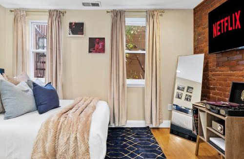 Shaw Apartment | 4BR Rooftop|Hot Tub|Near Convention Center & Metro