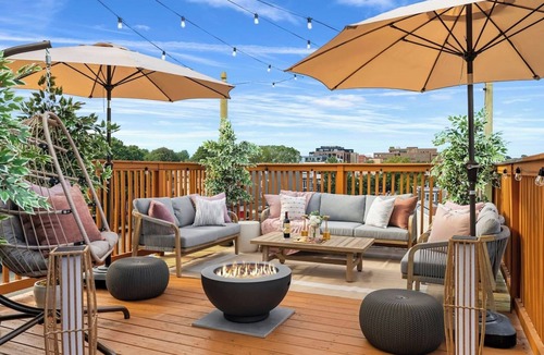Shaw House | 4BR Rooftop|Hot Tub|Near Convention Center & Metro