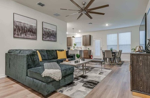 Wetmore House | 4BR/SereneGarden/CharmingPatio/NearTopGolf