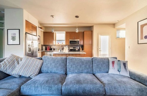 King House | 4BR Sleeps 10 Trendy Arts District Location
