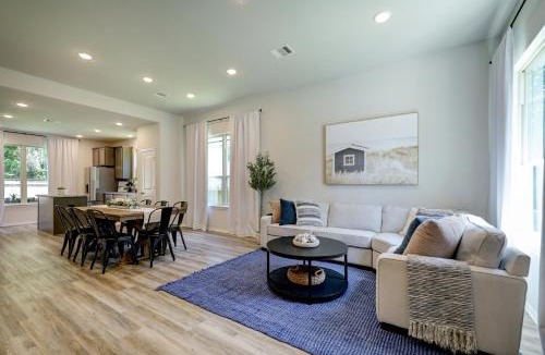 Montgomery House | 4BR Spacious Family Retreat, 5min Lake Conroe, Large Backyard Grill