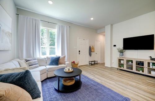 Montgomery House | 4BR Spacious Family Retreat, 5min Lake Conroe, Large Backyard Grill